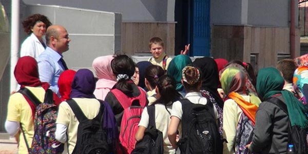 Öğrenciler başörtüsüyle derslere girmeye başladı