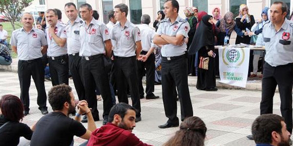 Üniversitede stand gerginliği