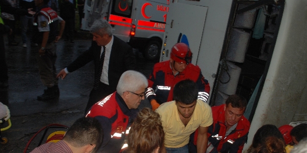 Üniversiteli öğrencileri taşıyan midibüs devrildi: 25 yaralı