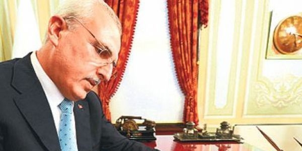 Vali Mutlu'dan veda şarkısı / Video