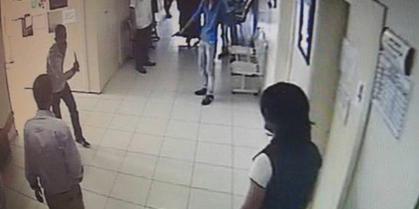 Sa�l�k �al��an�na koridorda b��akl� sald�r�