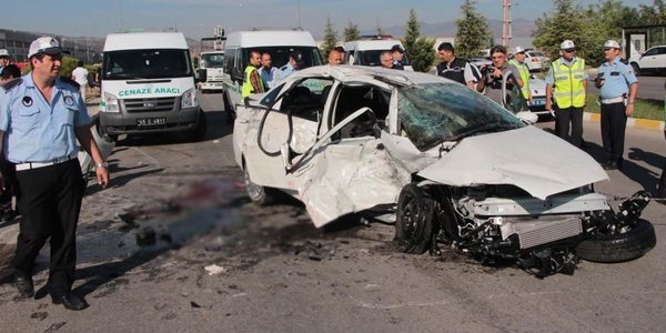 Manisa'da feci kaza: 4 �l�, 3 yaral�