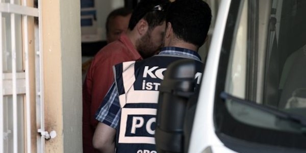 İzmir'de tutuklanan 9 polis tahliye edildi