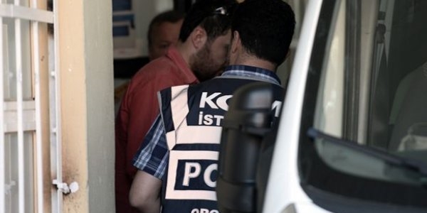 zmir'de tutuklanan 9 polis tahliye edildi