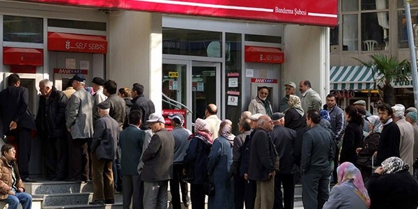 Yüzlerce emeklinin adına kredi çektiler