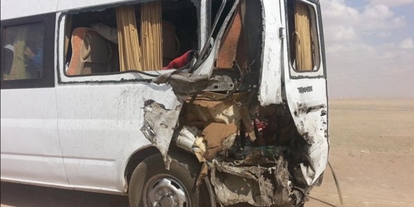 Top mermisi i�inde yolcular�n oldu�u araca isabet etti