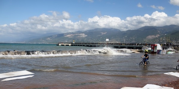 İskenderun'da deniz taştı