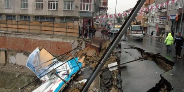 Yol çöktü, 4 araç çukura düştü