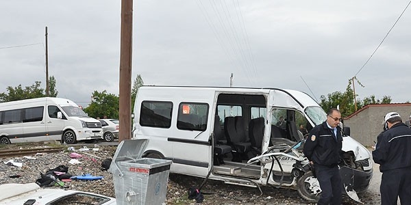 Tren, öğrenci servisine çarptı: 1 ölü, 15 yaralı