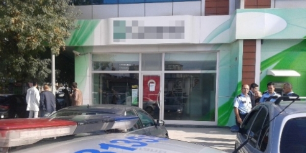 Hırsızlar iki duvarı delip bankayı soydu