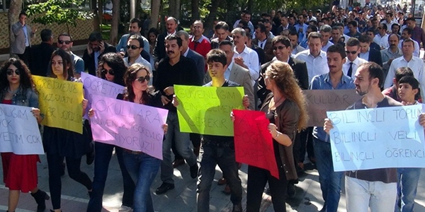 Bıçaklanan öğretmene destek için valiliğe yürüdüler
