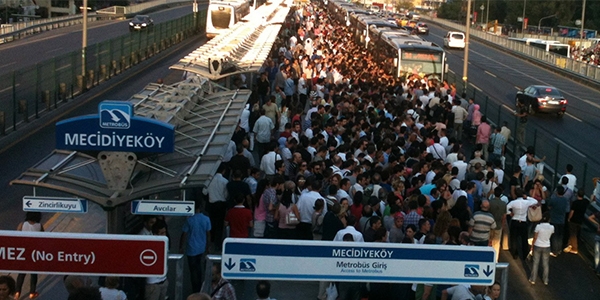 Duraklar kalabalık, ilkyardım yetersiz