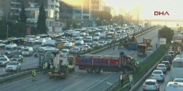 D-100'de kaza trafiği felç etti