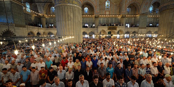 Bayram namaz iin vatandalar camileri doldurdu