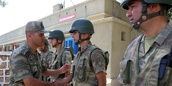 Suriye s�n�r�nda askerler bayramla�t�