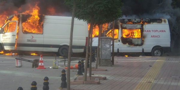 2 kan toplama aracını ateşe verdiler!