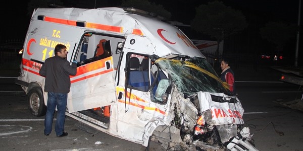 Giresun'da ambulans devrildi: 2 l, 3 yaral