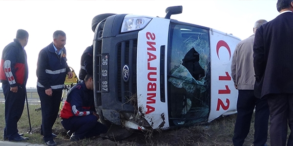 Ambulans devrildi: 1 ölü, 4 yaralı