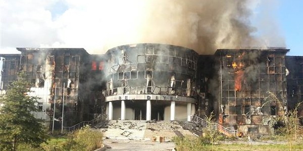 Patnos'ta belediye binas� ve ara�lar yak�ld�