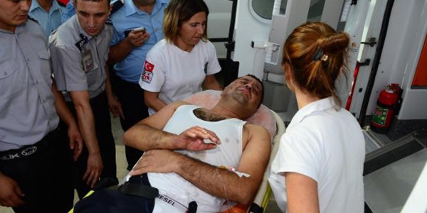 Polis aracına molotoflu saldırı: 2 yaralı