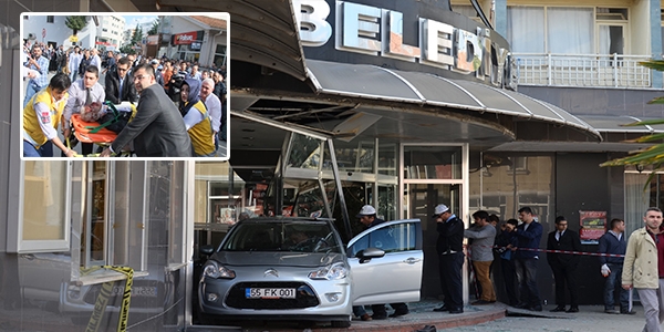 Otomobil belediye binasına girdi:1 ölü