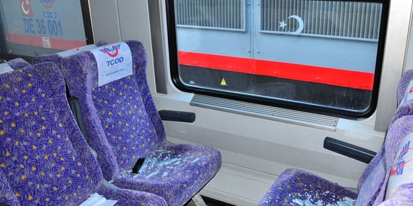 Yolcu trenine taşlı saldırı: 6 yaralı
