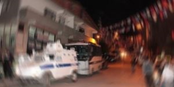 Polise ait zırhlı aracı devirdiler: 3 polis yaralı