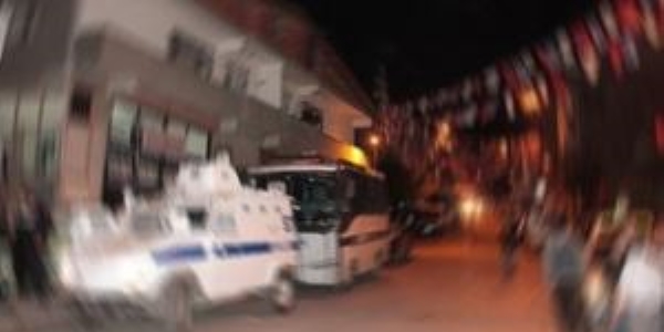 Polise ait zrhl arac devirdiler: 3 polis yaral