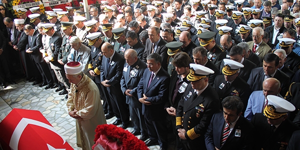Şehit pilotu 5 bin kişi uğurladı