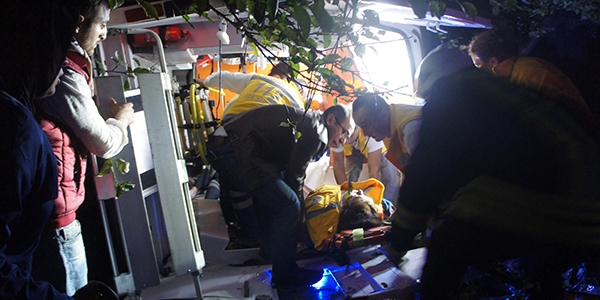 Yaralı taşıyan ambulans bahçeye uçtu
