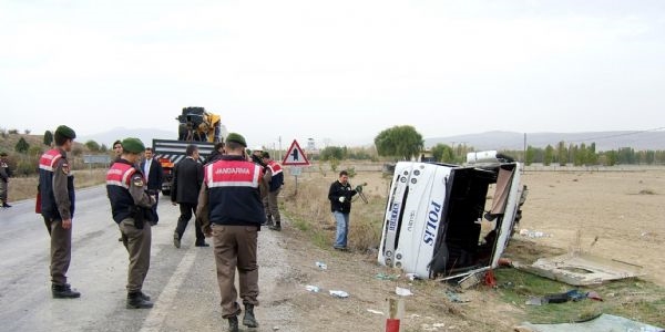 Polis otobüsü devrildi: 23 yaralı