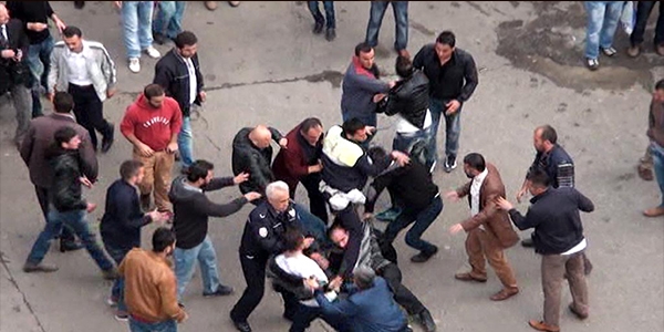 Polis yumruklayan adama meydan dayağı