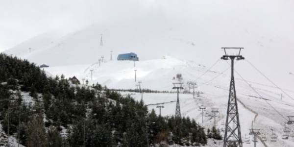 Erzurum'da yüksek kesimler beyaza büründü