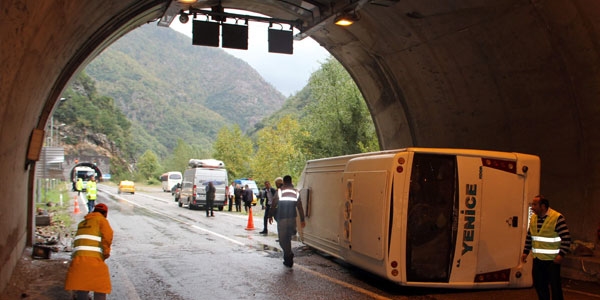 Minib�s, yoldaki kayalara �arparak devrildi: 22 yaral�