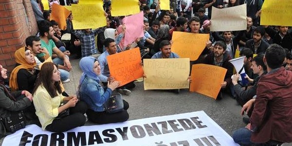 �niversitelilerden 'formasyon' eylemi