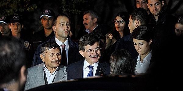 Davuto�lu'ndan �ehit ailesine taziye ziyareti