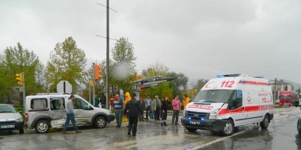 Ambulans kamyonete çarptı: 4 yaralı