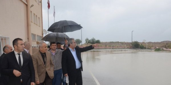 Yağmur okul bahçesinin duvarını yıktı