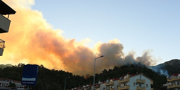 Marmaris'te yang�n nedeniyle bir site bo�alt�ld�