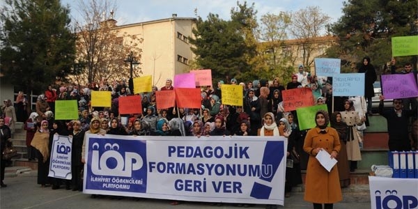 İlahiyat Fakültesi öğrencilerinin formasyon eylemi