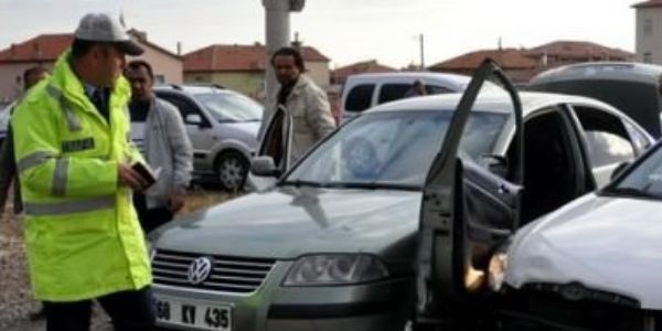 Polisten kaçarken polis araçlarına çarptı