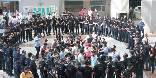 Paralel yapıda, 4 polise tahliye