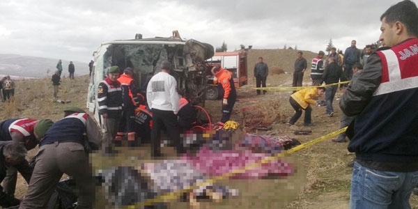 Öğrencileri taşıyan midibüs kaza yaptı: 8 ölü, 20 yaralı
