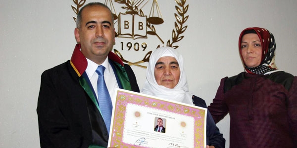 Çocuklarına ders çalıştırırken avukat oldu