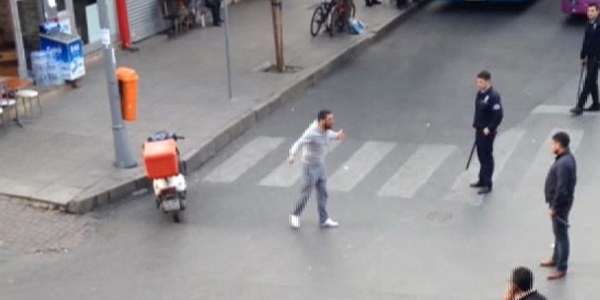 Polise satırla saldıran kişi vuruldu