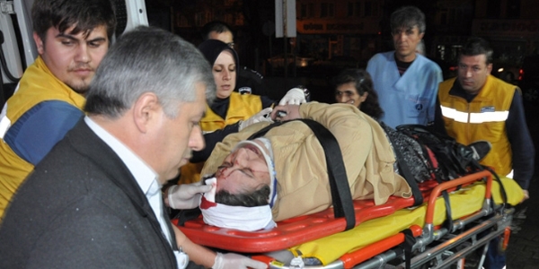 Servis arac� ile otomobil �arp��t�: 11 yaral�