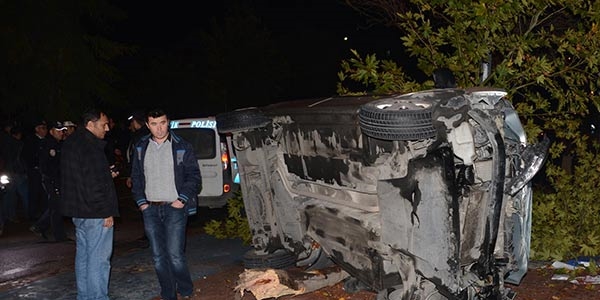 Polis aracına otomobil çarptı: 2 memur yaralı