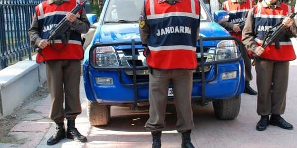 Jandarma kıyafetiyle dolandırdılar