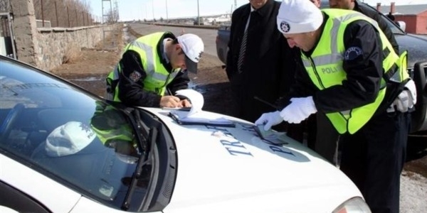 Emniyet müdürlerine trafik cezası yazıldı