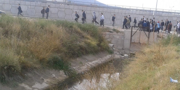Okul önünden geçen üstü açık kanal mikrop saçıyor